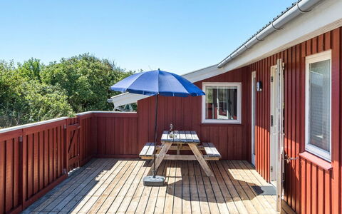Kirsten - 800M from the Sea: Bois, Dur, Planche, Plate-Forme, Tache De Bois, Parquet, Ombre, Chaise, Mobilier De Jardin, Balcon