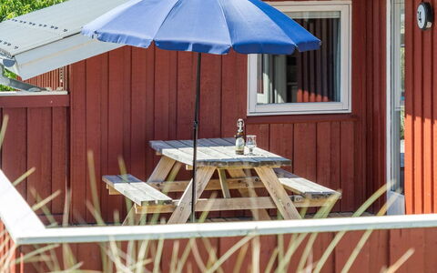 Kirsten - 800M from the Sea: Bois, Mobilier De Jardin, Tache De Bois, Ombre, Dur, Siding, Chaise, Porche, Tableau De Plein Air, Chalet