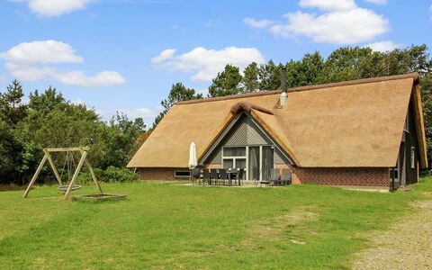 Tabithe - 2.2Km from the Sea: Domicile, Toit, Maison, Chalet, Biens, Porte, Porche, Siding, Ferme, Ombre