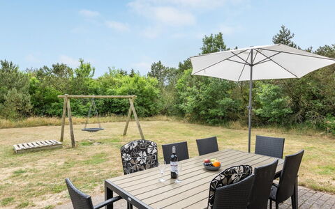 Tabithe - 2.2Km from the Sea: Domicile, Toit, Maison, Chalet, Biens, Porte, Porche, Siding, Ferme, Ombre