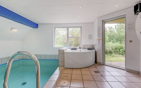 Tabithe - 2.2Km from the Sea: Domicile, Toit, Maison, Chalet, Biens, Porte, Porche, Siding, Ferme, Ombre