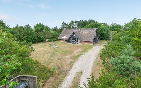 Tabithe - 2.2Km from the Sea: Domicile, Toit, Maison, Chalet, Biens, Porte, Porche, Siding, Ferme, Ombre