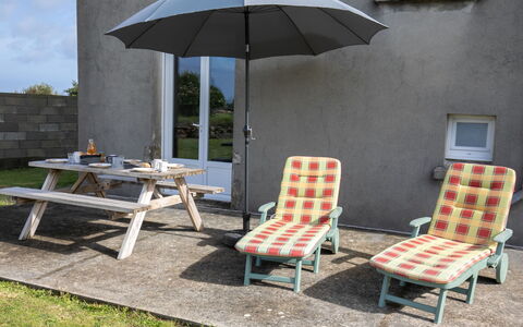 Ty Cam: Meubles, Propriété, Parapluie, Plante, Table, Ombre, Mobilier De Jardin, Ciel, Rectangle, Tableau De Plein Air