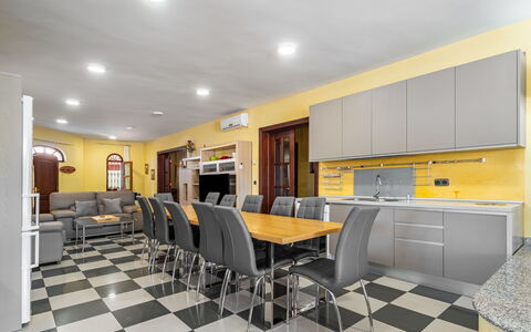 El Balcon: Meubles, Table, Cabinetry, Chaise, Comptoir, Sol, Design Intérieur, Sol, Cuisine