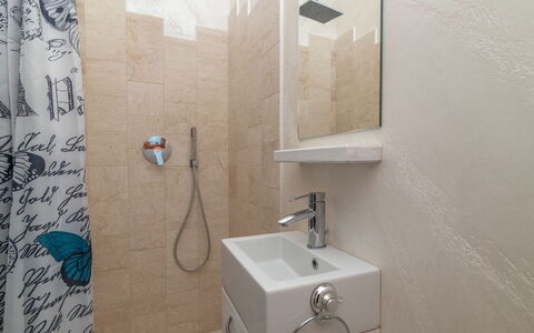 Romeo: Robinet, Luminaire Plomberie, Propriété, Lavabo, Produit, Salle De Bains, Design Intérieur, Architecture, Sol, Bois