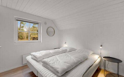 Hunno - 3Km from the Sea: Bois, Plafond, Chambre, Sol, Sol, Design Intérieur, Lit, Literie, Drap De Lit, Cadre De Lit