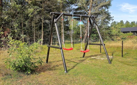 Awenasa - 4.1Km from the Sea: Équipement Extérieur Play, Balançoire, Jardin, Terrain De Jeux, Chute, Pelouse, Ombre, Parc, Cour, Arrière-Cour