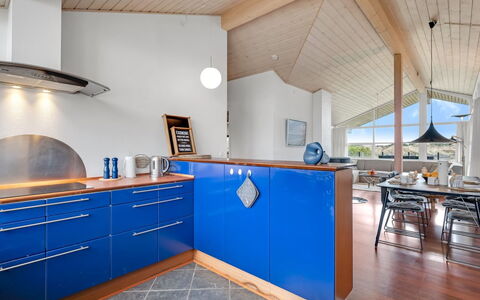 Thrugils - 500M from the Sea: Design Intérieur, Sol, Plafond, Bois, Sol, Luminaire, Meubles, Éclairage, Cuisine, Comptoir