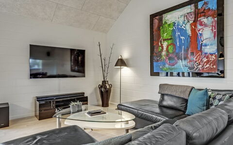 Jonne - 200M to the Fjord: Meubles, Design Intérieur, Canapé, Mur, Sol, Salon, Plafond, Sol, Domicile, Pièce