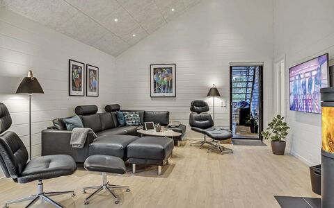 Jonne - 200M to the Fjord: Meubles, Design Intérieur, Sol, Canapé, Sol, Bois, Salon, Plafond, Domicile, Parquet