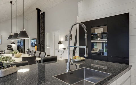 Jonne - 200M to the Fjord: Design Intérieur, Cuisine, Comptoir, Sol, Luminaire, Plafond, Matériau Naturel, Verre, Cabinetry