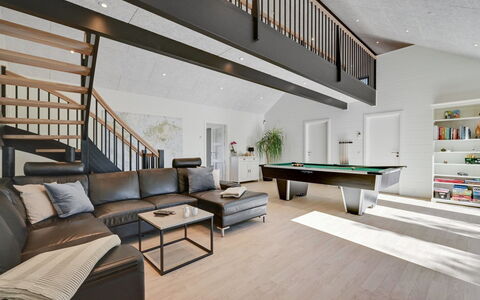 Tinella - 250M to the Fjord: Sol, Bois, Design Intérieur, Sol, Plafond, Domicile, Parquet, Salon, Canapé, Appartement