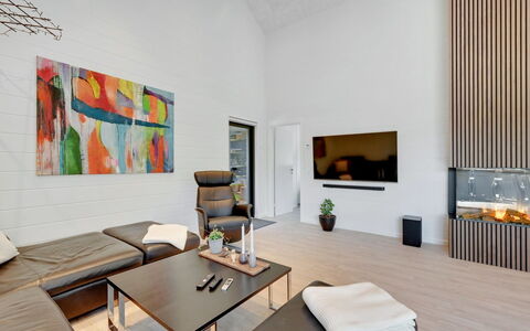 Tinella - 250M to the Fjord: Meubles, Design Intérieur, Sol, Canapé, Sol, Mur, Salon, Plafond, Bois, Pièce