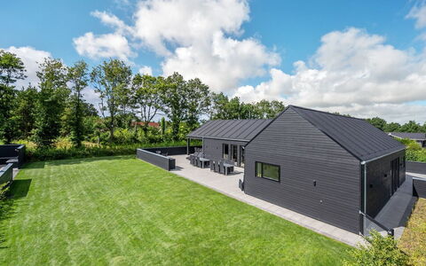 Henrikke - 500M to the Fjord: Meubles, Design Intérieur, Chaise, Sol, Table, Recours, Sol, Plafond, Pièce, Eco Hôtel