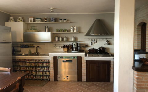 Villa Carsuga: Propriété, Meubles, Cabinetry, Appareil De Cuisine, Cuisine, Comptoir, Cuisinière, Électroménager, Bois, Rayonnage