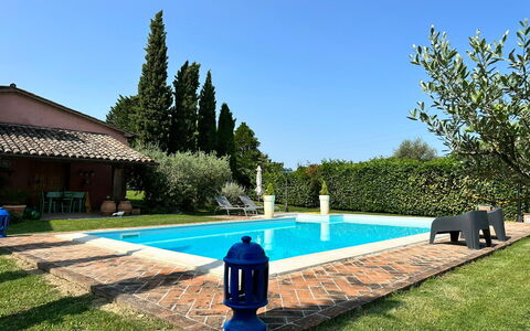 Villa Carsuga: L'Eau, Ciel, Plante, Propriété, Bleu Azur, Botanique, Ombre, Herbe, Arbre, Loisir