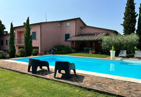 Villa Carsuga: Plante, Ciel, Propriété, L'Eau, Bâtiment, Bleu Azur, Arbre, Ombre, Mobilier De Jardin, Piscine