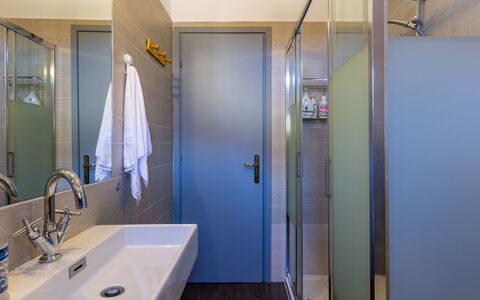 Dada: Miroir, Évier, Robinet, Bâtiment, Luminaire Plomberie, Salle De Bains, Lavabo, Tete De Douche, Maison