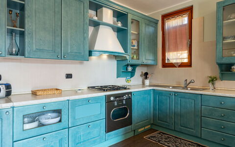 Dada: Cabinetry, Comptoir, Propriété, Evier, Bleu, Évier, Robinet, Blanc, Cuisine, Tiroir