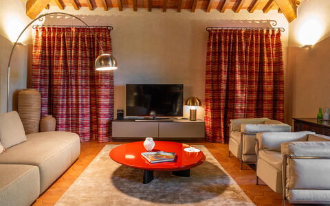 Villa Bartolomeo: Meubles, Propriété, Table, Bâtiment, Canapé, Confort, Décoration, Orange, Bois, Salon