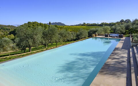 Villa Bartolomeo: L'Eau, Ciel, Plante, Piscine, La Nature, Arbre, Ombre, Plan D'Eau, Paysage Naturel, Rectangle