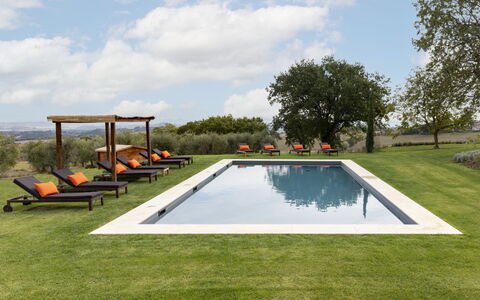 Villa Della Regina: Ciel, L'Eau, Nuage, Plante, Piscine, Ombre, Arbre, Lot Terre, Rectangle, Mobilier De Jardin