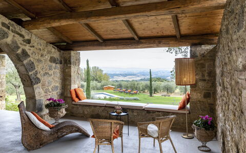 Villa Della Regina: Plante, Bâtiment, Propriété, Fenêtre, Table, Bois, Pot De Fleur, Ombre, Design Intérieur, Plante D'Appartement