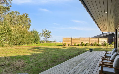 Uma - 1.5Km from the Sea: Toit, Domicile, Porte, Chalet, Ombre, Siding, Cour, Biens, Arrière-Cour