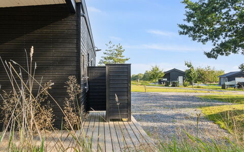 Uma - 1.5Km from the Sea: Toit, Domicile, Porte, Chalet, Ombre, Siding, Cour, Biens, Arrière-Cour