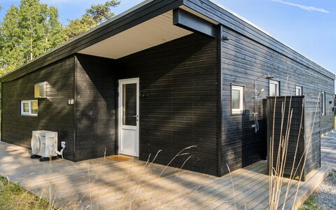 Uma - 1.5Km from the Sea: Toit, Domicile, Porte, Chalet, Ombre, Siding, Cour, Biens, Arrière-Cour