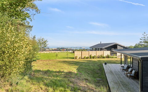 Uma - 1.5Km from the Sea: Toit, Domicile, Porte, Chalet, Ombre, Siding, Cour, Biens, Arrière-Cour
