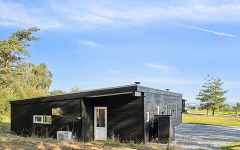 Uma - 1.5Km from the Sea: Toit, Domicile, Porte, Chalet, Ombre, Siding, Cour, Biens, Arrière-Cour