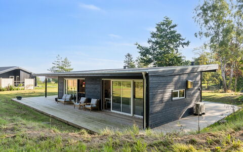 Uma - 1.5Km from the Sea: Toit, Domicile, Porte, Chalet, Ombre, Siding, Cour, Biens, Arrière-Cour