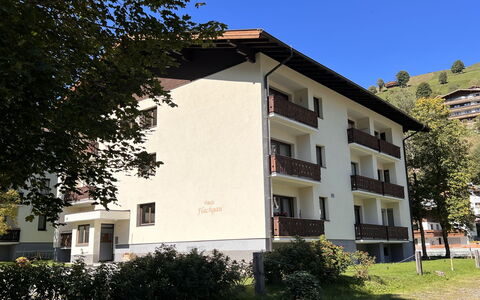 Apartment Martin: Plante, Ciel, Bâtiment, Propriété, Fenêtre, Arbre, Ombre, Maison, Zone Résidentielle