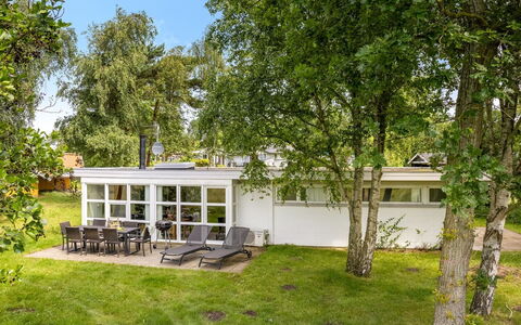 Thara - 100M from the Sea: Chalet, Ombre, Jardin, Biens, Pelouse, Cour, Ferme, Aménagement Paysager, Parc, Arrière-Cour
