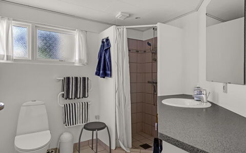 Thara - 100M from the Sea: Luminaire Plomberie, Sol, Sol, Design Intérieur, Évier, Toilette, Plomberie, Salle De Bains, Siège De Toilette, Composite
