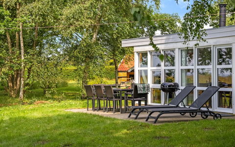 Thara - 100M from the Sea: Meubles, Herbe, Chaise, Mobilier De Jardin, Table, Jardin, Lot Terre, Couverture De Sol, Ombre, Pelouse