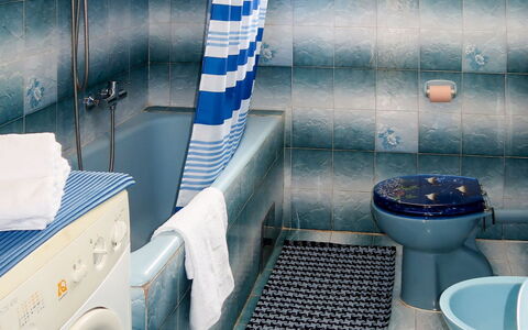 Ariana: Buanderie, Propriété, Bleu, Machine À Laver, Sécheuse, Design Intérieur, Violet, Salle De Bains, Éclairage, Architecture