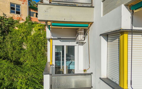 Azul: Jour, Propriété, Fenêtre, Bleu Azur, Bâtiment, Quartier, Zone Résidentielle, Design Urbain, Bois, Immobilier