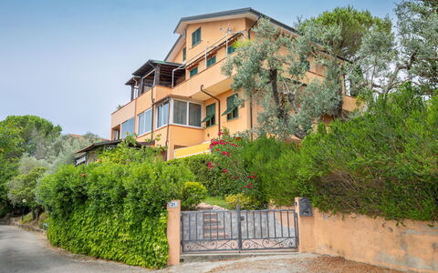 Montescudaio 300: Meubles, Table Cuisine Et Salle A Manger, Chaise, Sol, Mer, Balcon, Océan, Recours, Eco Hôtel, Salle À Manger