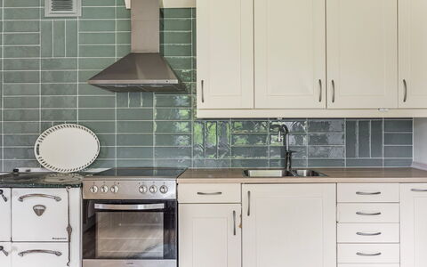 Älmegården: Comptoir, Cabinetry, Propriété, Meubles, Blanc, Tiroir, Cuisine, Produit, Cuisinière, Design Intérieur