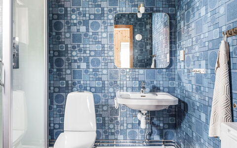 Älmegården: Robinet, Luminaire Plomberie, Évier, Propriété, Bâtiment, Lavabo, Miroir, Violet, Salle De Bains, Noir