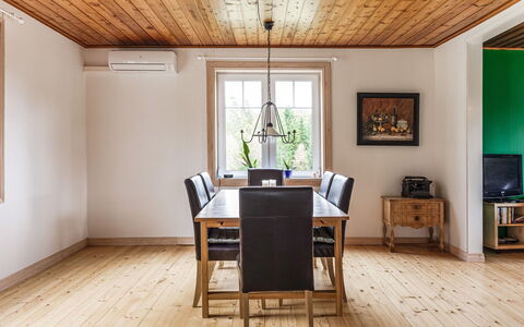 Älmegården: Meubles, Cadre, Bois, Design Intérieur, Fenêtre, Éclairage, Bâtiment, Salle, Table, Sol