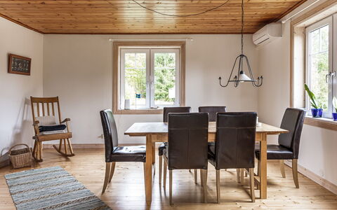 Älmegården: Meubles, Fenêtre, Table, Bâtiment, Chaise, Bois, Design Intérieur, Sol, Sol, Tache De Bois