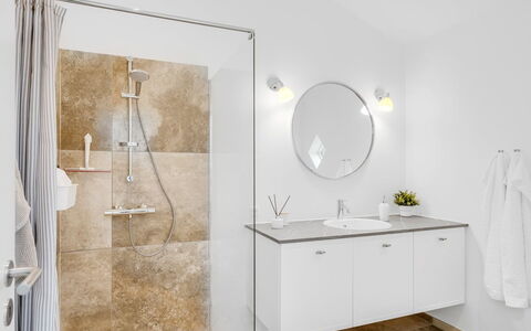 Malomir - 500M from the Sea: Sol, Design Intérieur, Luminaire Plomberie, Sol, Salle De Bains, Armoire De Toilette, Plafond, Plomberie, Luminaire, Évier