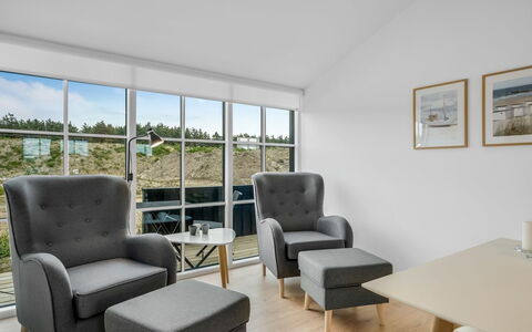 Malomir - 500M from the Sea: Meubles, Design Intérieur, Sol, Chaise, Sol, Bois, Pièce, Salon, Éclairage, Plafond
