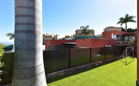 P19: Ciel, Plante, Lot Terre, Bâtiment, Arbre, Design Urbain, Herbe, Façade, Fenêtre, Ombre
