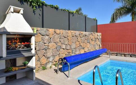 P19: L'Eau, Ciel, Propriété, Lumière, Piscine, Plante, Ombre, Mobilier De Jardin, Bâtiment, Arbre