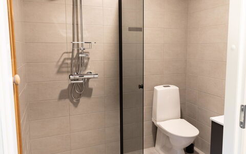 Saanan Helmi: Siège De Toilette, Toilette, Salle De Bains, Sol, Luminaire Plomberie, Mur, Sol, Design Intérieur, Plomberie, Tuile