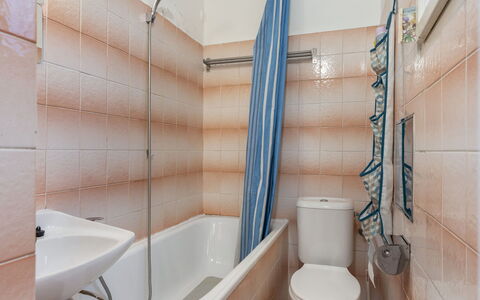 Prague Centre 24: Salle De Bains, Luminaire Plomberie, Sol, Sol, Design Intérieur, Plomberie, Toilette, Lavabo, Pièce, Robinet